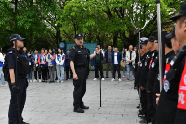“共筑反恐防线，同护校园安全”—成都中保翼虎举行校园防暴恐实战演练